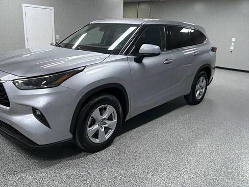 Used 2021 Toyota Highlander LE FWD image 7