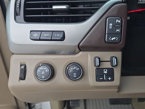 Certified 2017 Chevrolet Suburban Premier AWD/4WD image 20
