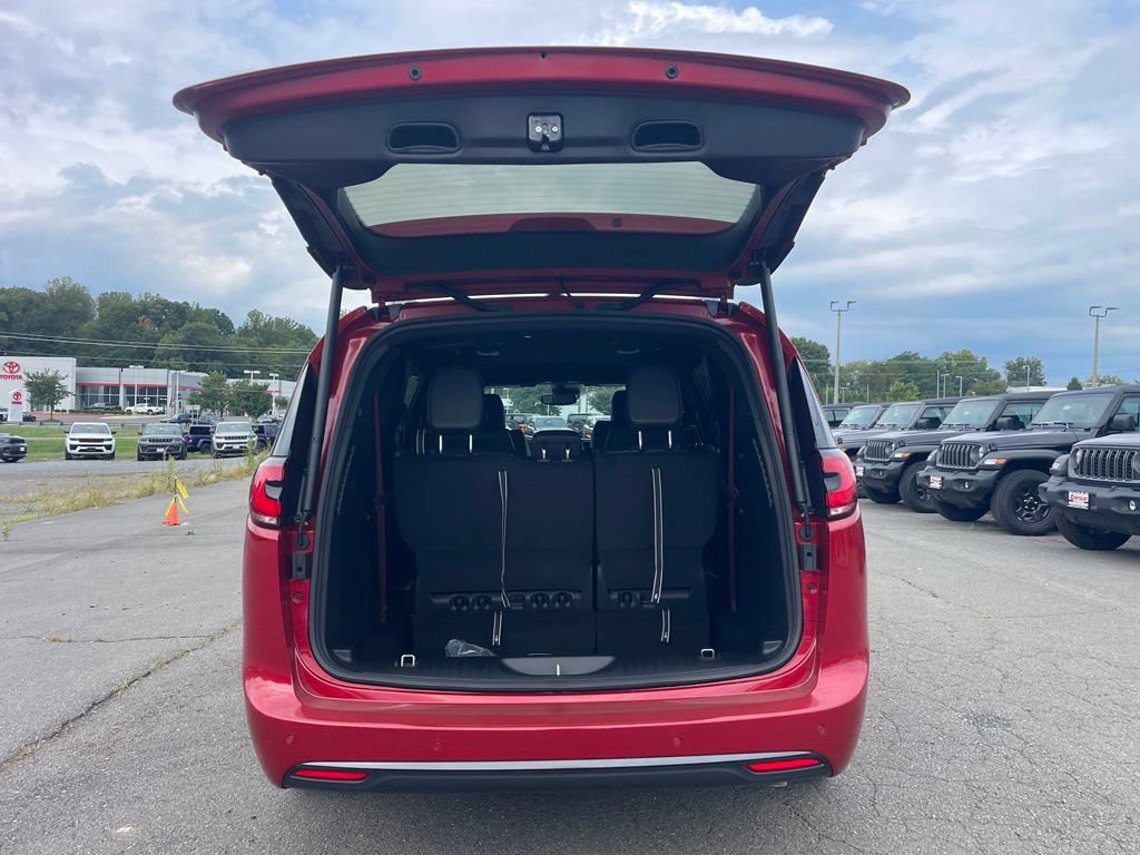 New 2027 Chrysler Pacifica Select FWD image 12