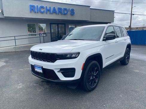 Used 2024 Jeep Grand Cherokee Altitude image 5