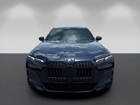Certified 2023 BMW 760i xDrive AWD/4WD image 2