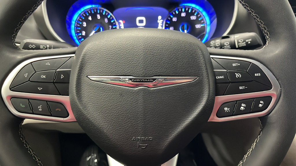 Used 2024 Chrysler Pacifica Touring-L FWD image 15