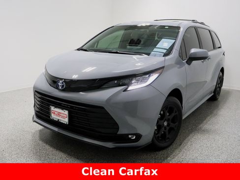 Used 2025 Toyota Sienna XLE Woodland Edition image 2