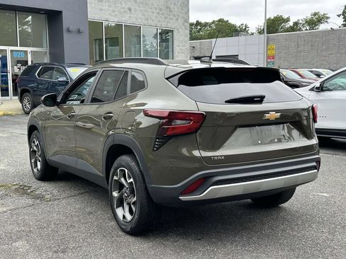 Used 2024 Chevrolet Trax LT w/ Sunroof Package FWD image 5