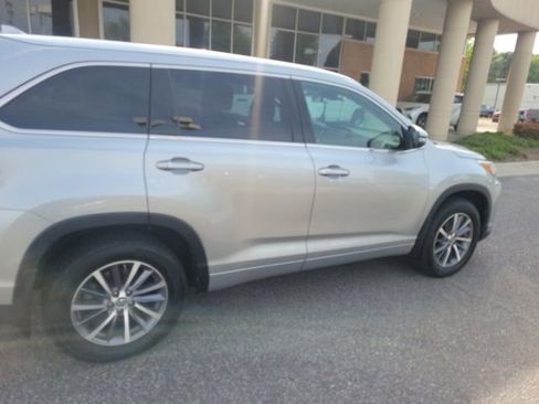 Used 2018 Toyota Highlander XLE AWD/4WD image 1