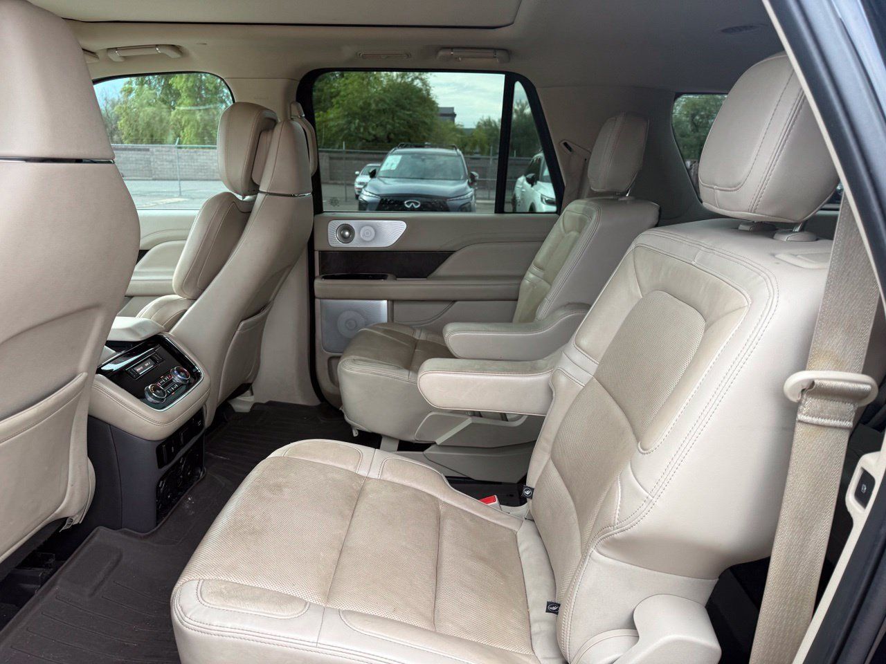 Used 2021 Lincoln Navigator L Reserve AWD/4WD image 11