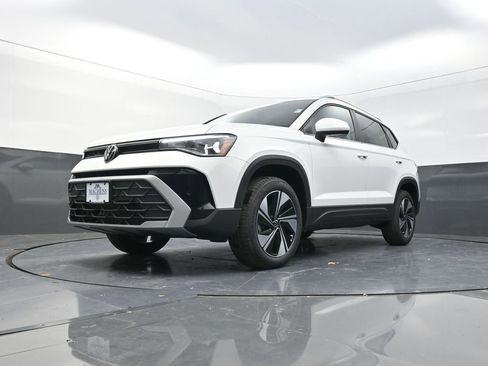 New 2026 Volkswagen Taos SE image 21