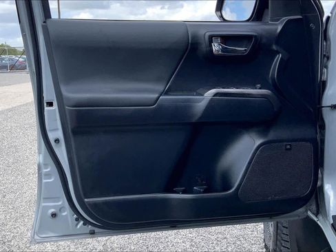 Used 2021 Toyota Tacoma TRD Off-Road w/ TRD Premium Off Road Package AWD/4WD image 21