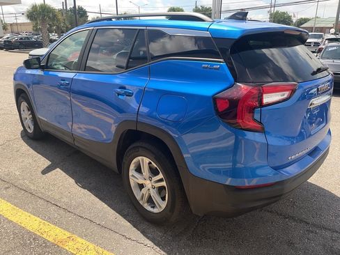 Used 2024 GMC Terrain SLE w/ Driver Convenience Package FWD image 4