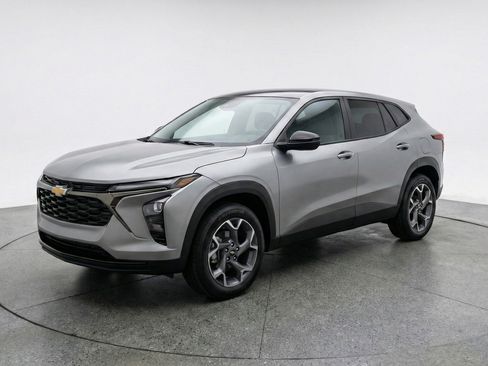 Used 2025 Chevrolet Trax LT FWD image 3
