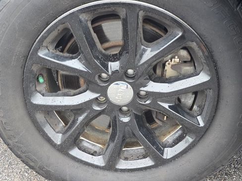 Used 2017 Jeep Cherokee Latitude w/ Cold Weather Group image 17