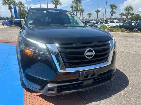Used 2025 Nissan Pathfinder SV FWD image 3