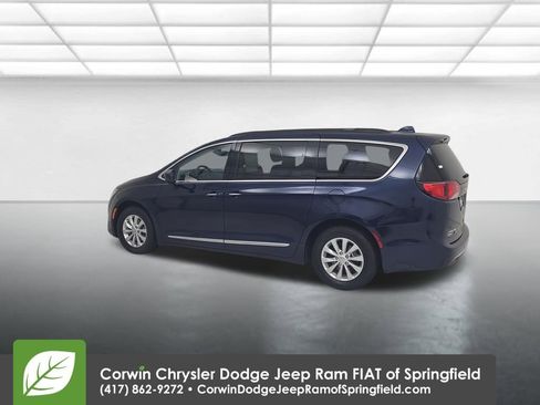 Used 2017 Chrysler Pacifica Touring-L image 10