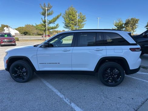 New 2025 Jeep Grand Cherokee Altitude AWD/4WD image 17