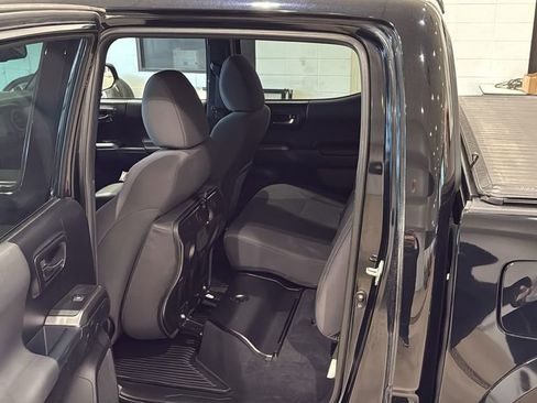 Used 2018 Toyota Tacoma TRD Sport AWD/4WD image 18