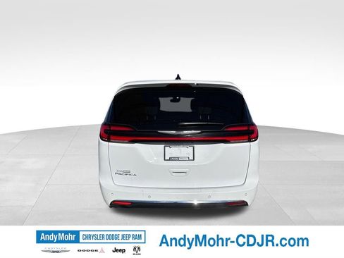 Used 2025 Chrysler Pacifica Select FWD image 6