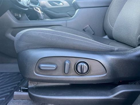 Used 2023 Chevrolet Traverse LT image 13