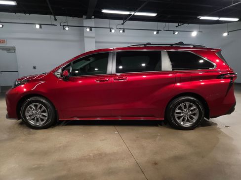Used 2024 Toyota Sienna LE image 4