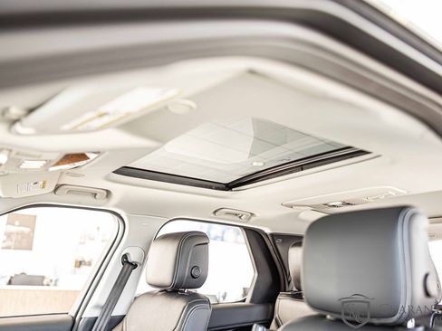 Used 2024 Land Rover Discovery S image 19