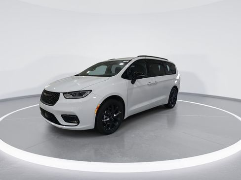 New 2026 Chrysler Pacifica Limited w/ S Appearance Package FWD image 4