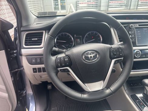 Used 2019 Toyota Highlander XLE AWD/4WD image 50