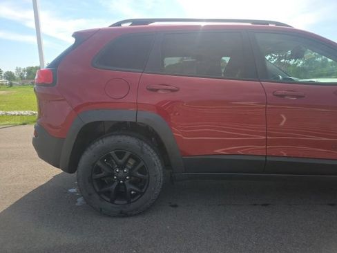 Used 2017 Jeep Cherokee Trailhawk AWD/4WD image 13