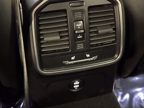 Certified 2025 Porsche Macan AWD/4WD image 14
