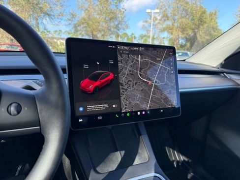 Used 2025 Tesla Model Y Long Range image 25