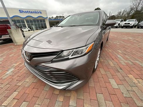 Used 2020 Toyota Camry LE image 28