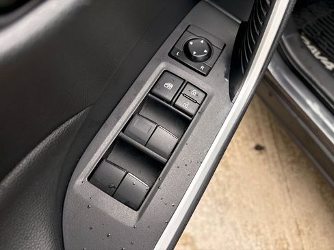 Used 2019 Toyota RAV4 LE FWD image 11