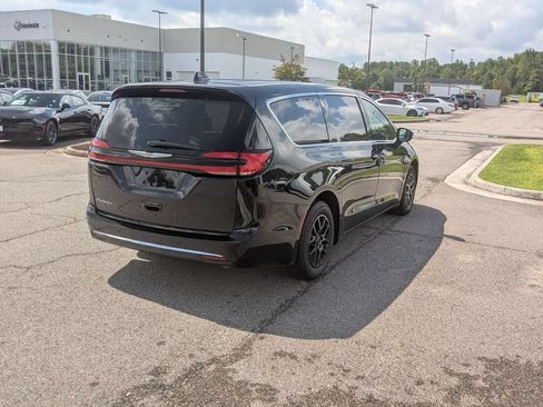 Used 2023 Chrysler Pacifica Touring-L FWD image 5