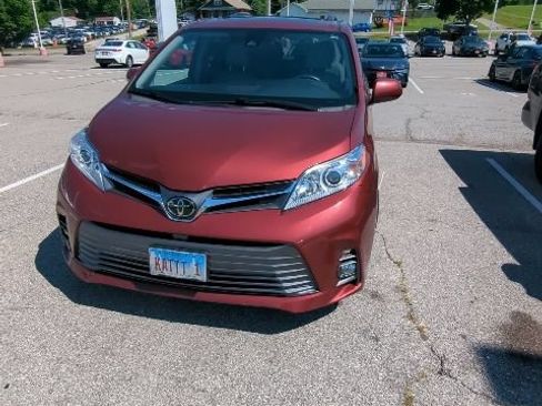 Used 2018 Toyota Sienna XLE w/ XLE Navigation Package FWD image 3