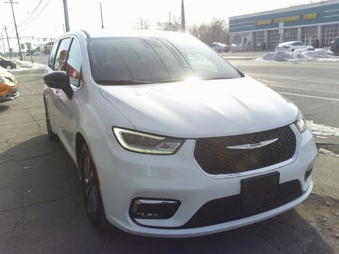 Used 2024 Chrysler Pacifica Select image 11