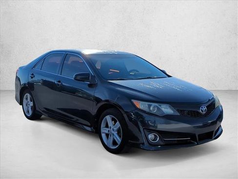 Used 2014 Toyota Camry SE image 3