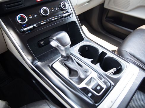 Used 2022 Kia Carnival LX image 16