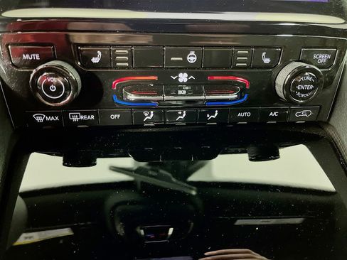 Used 2025 Jeep Grand Cherokee Limited w/ Black Appearance Package RWD image 20
