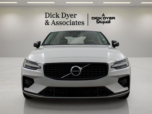 Certified 2022 Volvo S60 B5 Momentum w/ Premium Package image 8