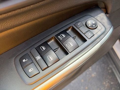 Used 2019 Jeep Cherokee Latitude Plus w/ Cold Weather Group AWD/4WD image 18