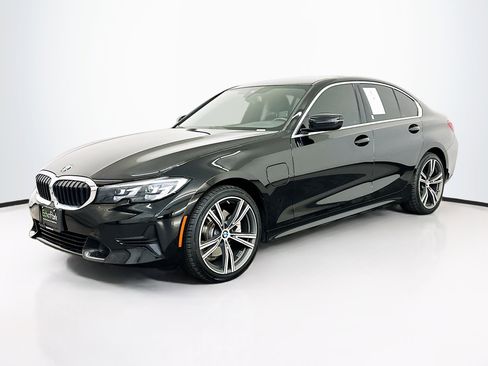 Used 2021 BMW 330e xDrive image 3
