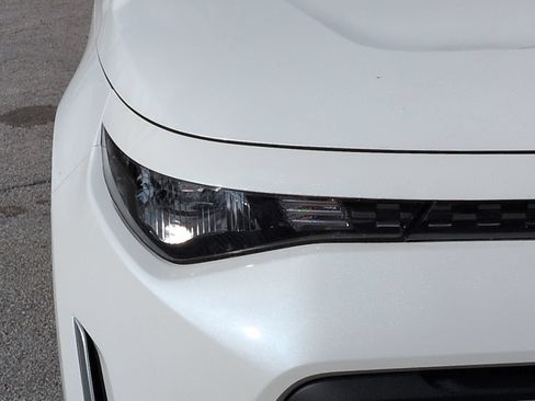 Used 2025 Kia Soul LX w/ LX Technology Package FWD image 9