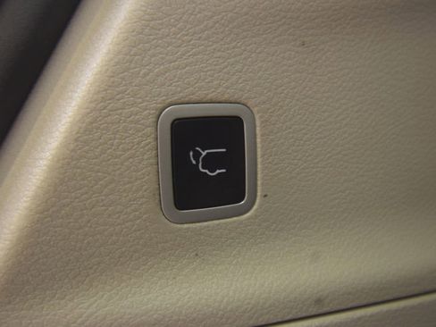 Used 2023 Chrysler Pacifica Touring-L image 36