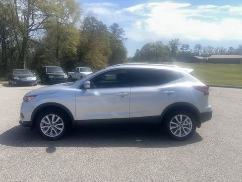 Used 2022 Nissan Rogue Sport SV image 2