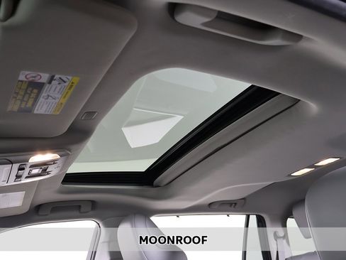 Used 2022 Toyota Highlander XLE image 3