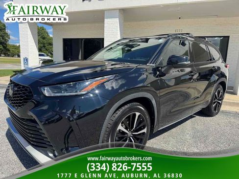 Used 2021 Toyota Highlander XSE FWD image 2