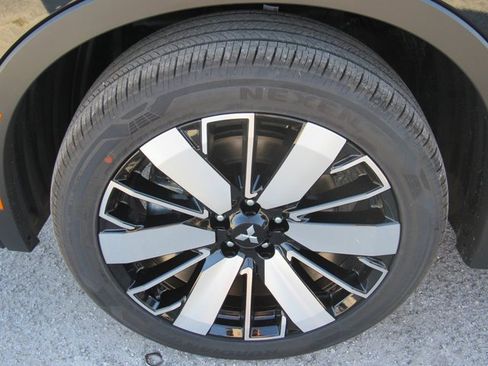 New 2025 Mitsubishi Outlander SE image 7