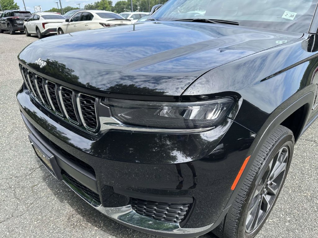 Used 2025 Jeep Grand Cherokee L Laredo AWD/4WD image 8