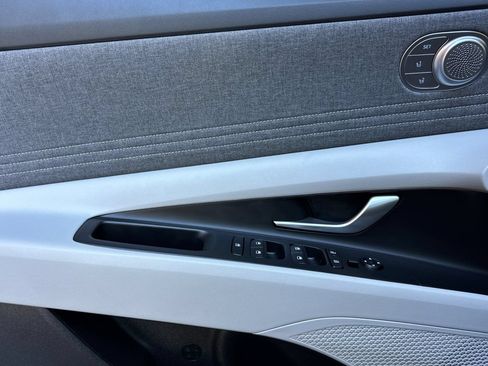 Used 2025 Hyundai Elantra Limited FWD image 12