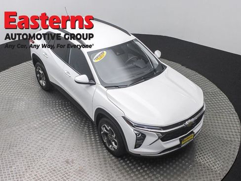 Used 2025 Chevrolet Trax LT FWD image 3