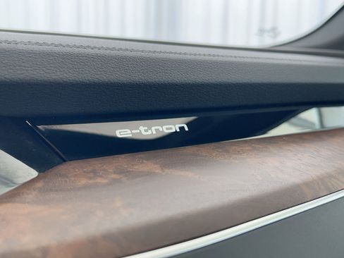 Used 2022 Audi e-tron Premium Plus w/ Premium Plus Package image 38