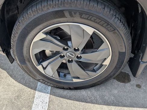 Used 2024 Nissan Rogue SV w/ SV Premium Package image 9